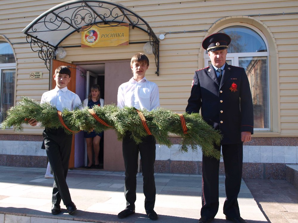 Еманжелинских ветеранов поздравили воспитанники детского приюта «Росинка»